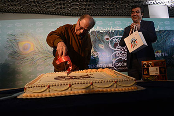کیک ده سالگی جشنواره سینماحقیقت به دست منوچهر طیاب برش خورد